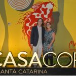 Artista argentino que coloriu a fachada da CASACOR SC 2025 com um mural monumental 