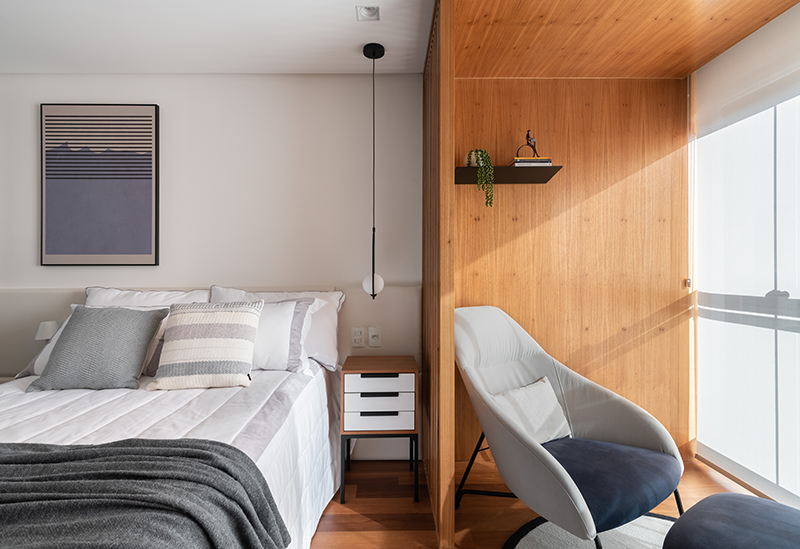 Projeto: Bruna Blanco | A escolha de uma a divisória de madeira ripada para dividir o home office do quarto favorece a entrada de luz natural no quarto, sem interromper a fluidez dos espaços nesse projeto