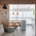 Apartamento assinado por Bruna Blanco é refúgio que celebra o pôr do sol, convivência e estilo contemporâneo