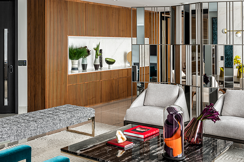 Projeto: Érica Salguero | O living apresenta mobiliário de linhas elegantes e paleta de cores atemporais, resultando em uma atmosfera acolhedora e contemporânea