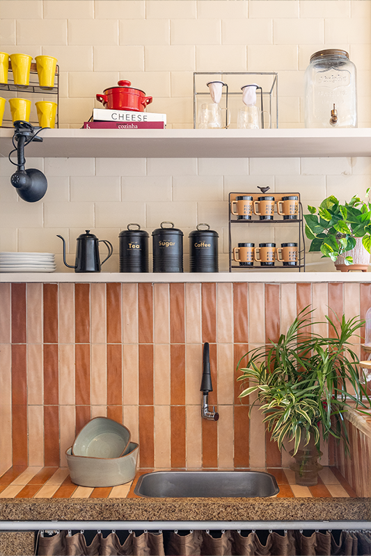 Projeto: Rodrigo Coelho | Mostra Morar Mais 2025 | O destaque do projeto está na paleta de tons terrosos, que contrasta propositalmente com o azul do mar e o branco da fachada, criando um diálogo harmônico entre terra e água.