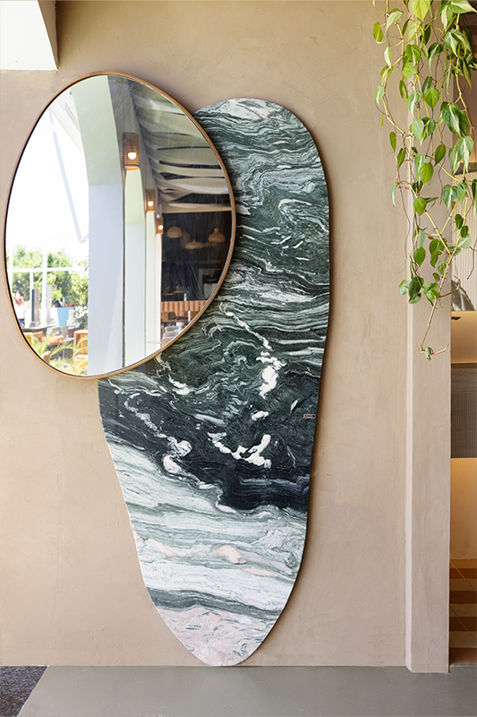 Projeto: Rodrigo Coelho | Mostra Morar Mais 2025 | O projeto apresenta elementos de decoração cuidadosamente escolhidos, que, apesar da beleza, não competem com a arquitetura nem com a vista.