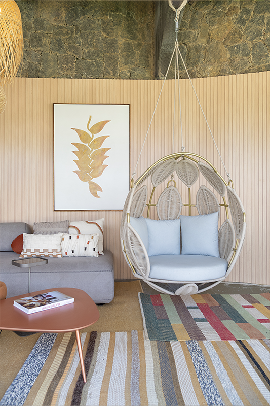 Projeto: Rodrigo Coelho | Mostra Morar Mais 2025 | O projeto apresenta elementos de decoração cuidadosamente escolhidos, que, apesar da beleza, não competem com a arquitetura nem com a vista.