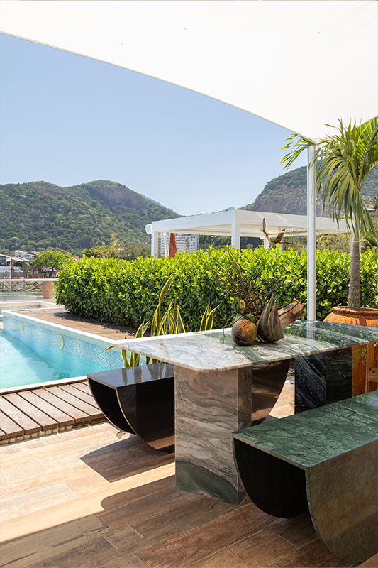 Projeto: Rodrigo Coelho | Mostra Morar Mais 2025 | O projeto apresenta elementos de decoração cuidadosamente escolhidos, que, apesar da beleza, não competem com a arquitetura nem com a vista.