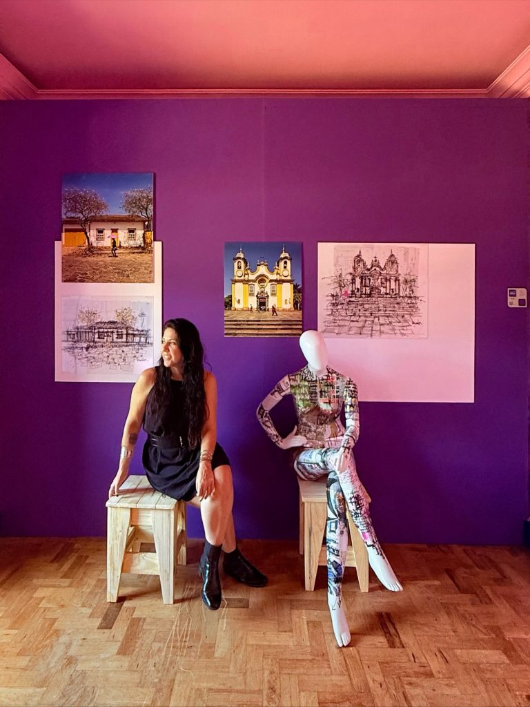 A fotógrafa Mariana Orsi na sala onde está sendo realizada a Exposição Ecos Tiradentes | Foto: divulgação