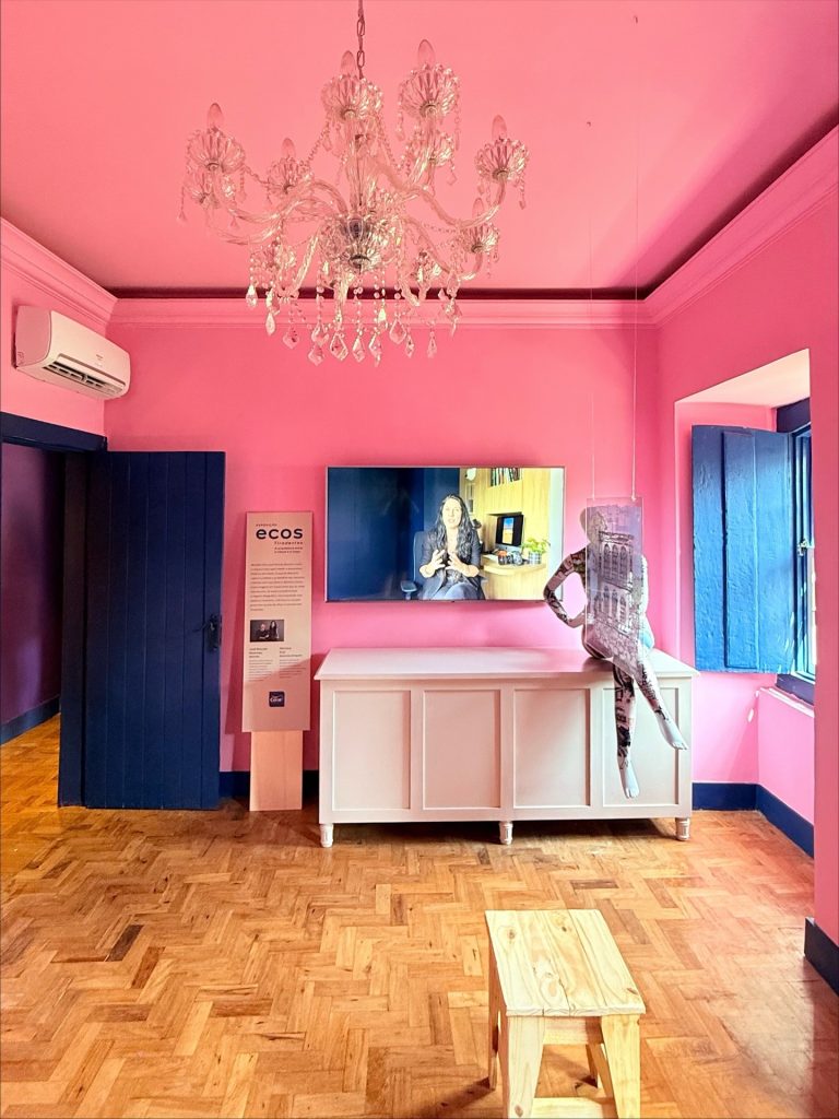 Sala da Casa Coral onde acontece a Exposição Ecos de Tiradentes