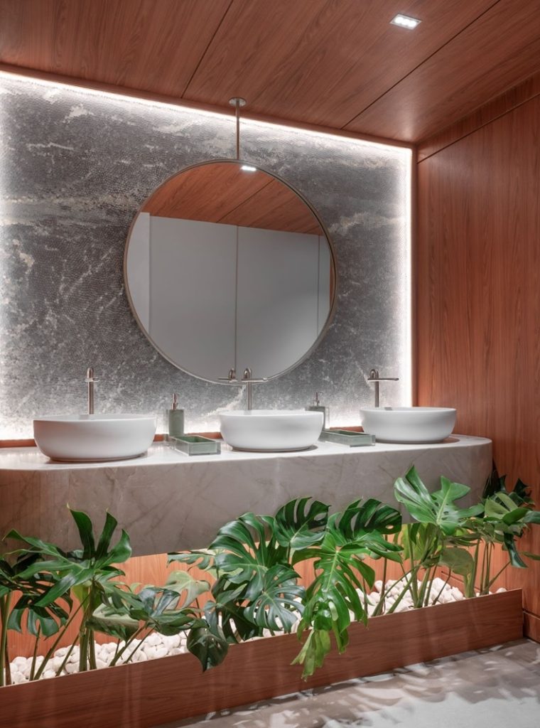 Projeto: Maria Eduarda Werlich e Danielle Ceriotti | Elementos em pedra, madeira e fibras compõem paleta terrosa, orgânica e atemporal.