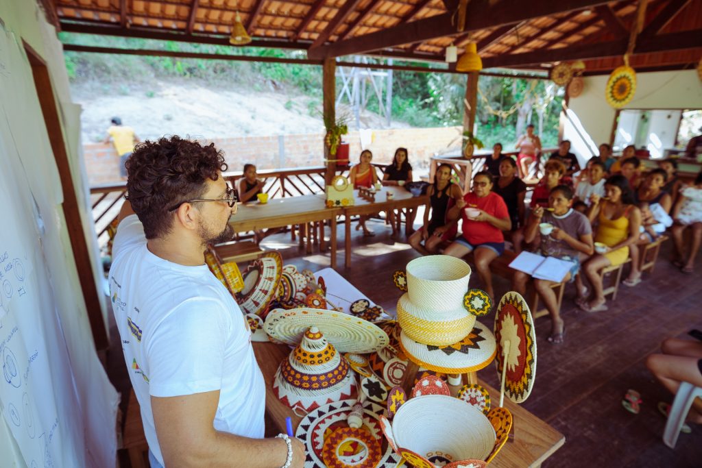 Créditos : Pedro AlcântaraEm 2023, a Artesol promoveu o Lab de Inovação Artesanal na comunidade. Com auxílio do designer Érico Gondim, elas criaram novas peças a partir de suas técnicas tradicionais de trançado