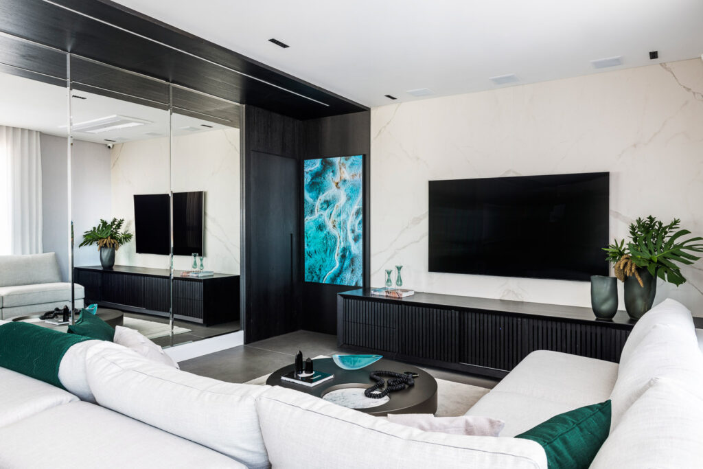 Pórtico na cor preta com tela abstrata em tons de azul para trazer sofisticação sem sobrecarregar o visual com o excesso de objetos.