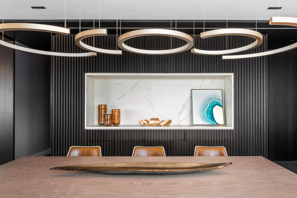 A escolha de um pendente que harmonize com a mesa e o espaço é essencial para criar um ambiente agradável para receber visitas