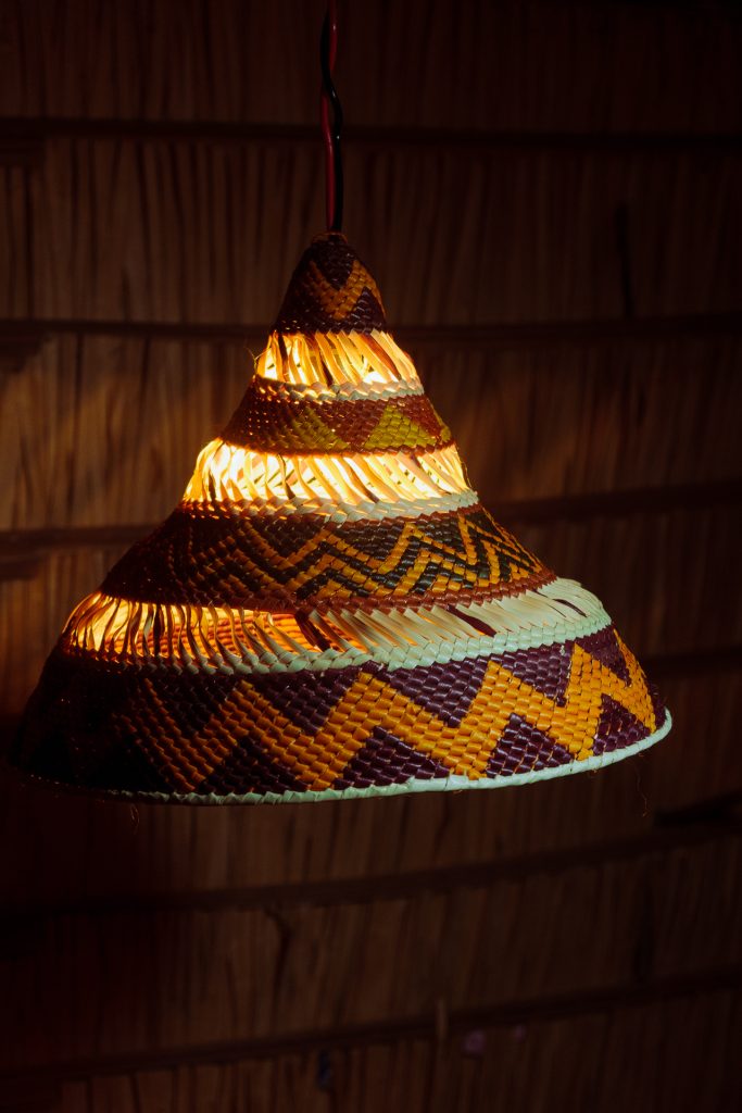 Créditos : Pedro AlcântaraLuminárias feitas com trançado de tucumã.