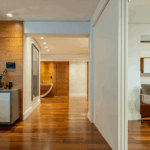 Queiti Magalhães transforma duas plantas em um lar de 350 m²