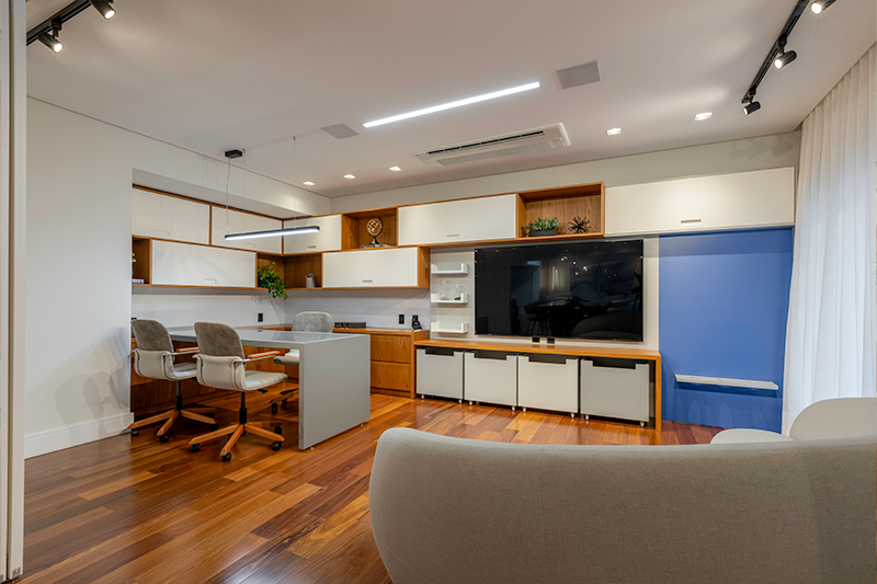O escritório foi planejado para oferecer funcionalidade e integração com a área social quando necessário.