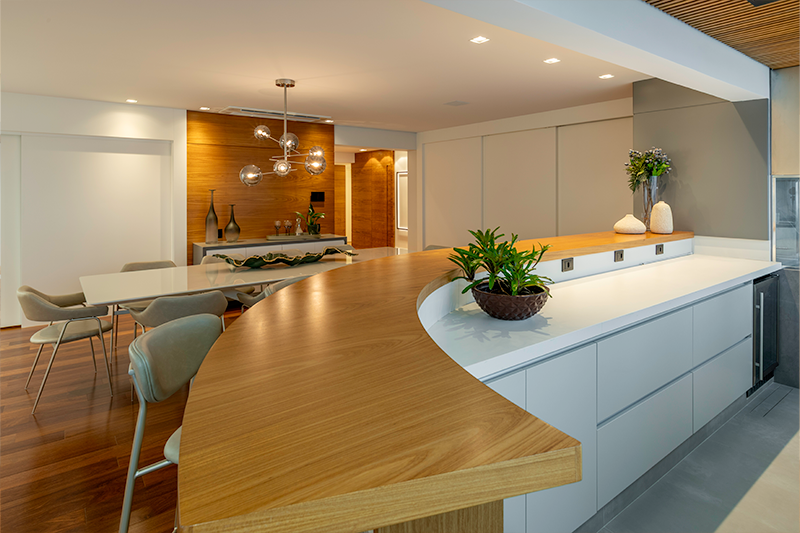 A cozinha com copa espaçosa atende às refeições diárias da família, mantendo praticidade e sofisticação.