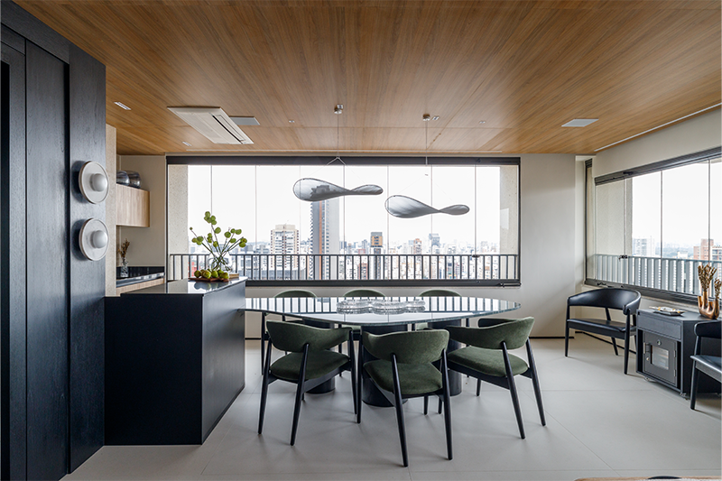 Projeto: Yannick Athia | A varanda gourmet, totalmente integrada com a sala de estar e sala de jantar cria um espaço amplo e fluído.