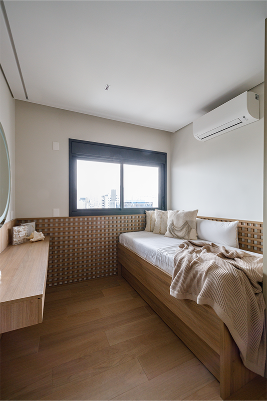 Projeto: Yannick Athia | esta suíte, a cabeceira em muxarabi e o armário de vidro se tornam os protagonistas do ambiente.