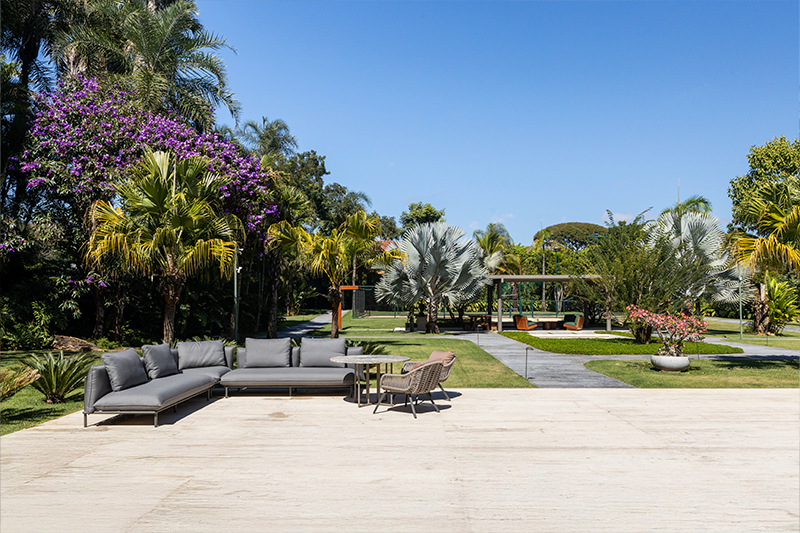 Projeto de arquitetura: Denise Zuba Arquitetos | Diferentes cores, alturas e texturas de espécies compõem o jardim com piscina e área de convivência.