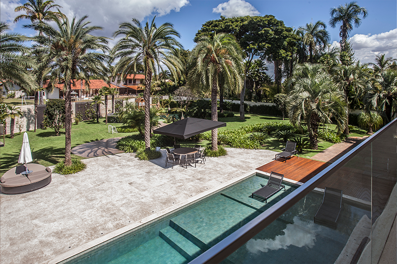 Projeto de arquitetura: Denise Zuba Arquitetos | É importante manter uma distância razoável entre a borda da piscina e as espécies cultivadas, de modo a facilitar a manutenção do local. Para que o projeto fique perfeito, vale escolher plantas com folhagens mais resistentes e de menor manutenção.