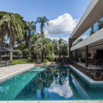 Piscinas integradas à natureza: o papel do paisagismo na criação de refúgios de bem-estar