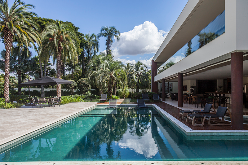 Piscinas integradas à natureza: o papel do paisagismo na criação de refúgios de bem-estar