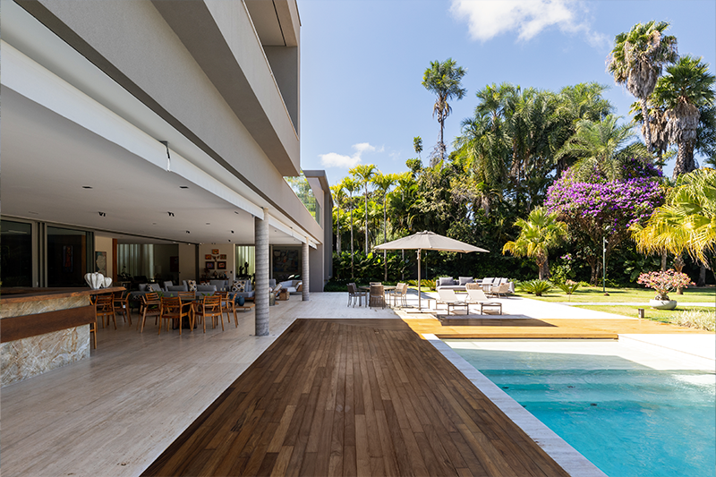 Projeto de arquitetura: Denise Zuba Arquitetos | Diferentes cores, alturas e texturas de espécies compõem o jardim com piscina e área de convivência.