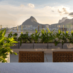 Entre o verde e a luz: paisagismo conecta cobertura à natureza com leveza e sutileza