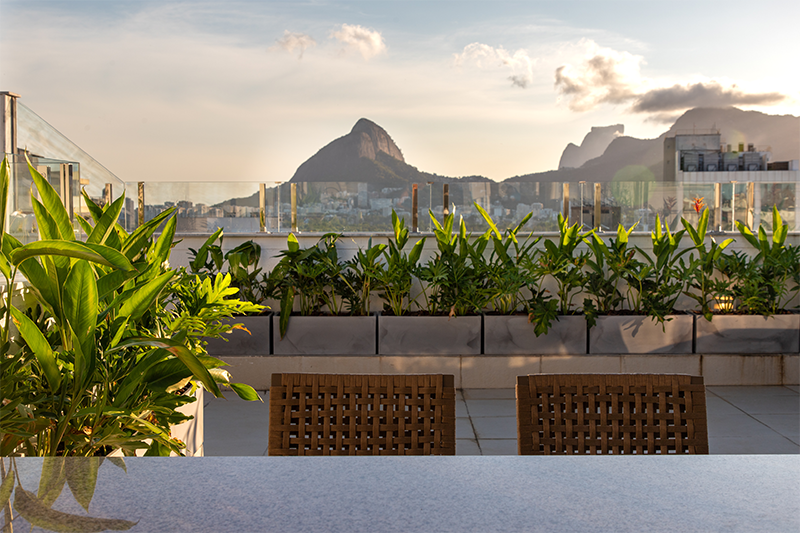 Entre o verde e a luz: paisagismo conecta cobertura à natureza com leveza e sutileza