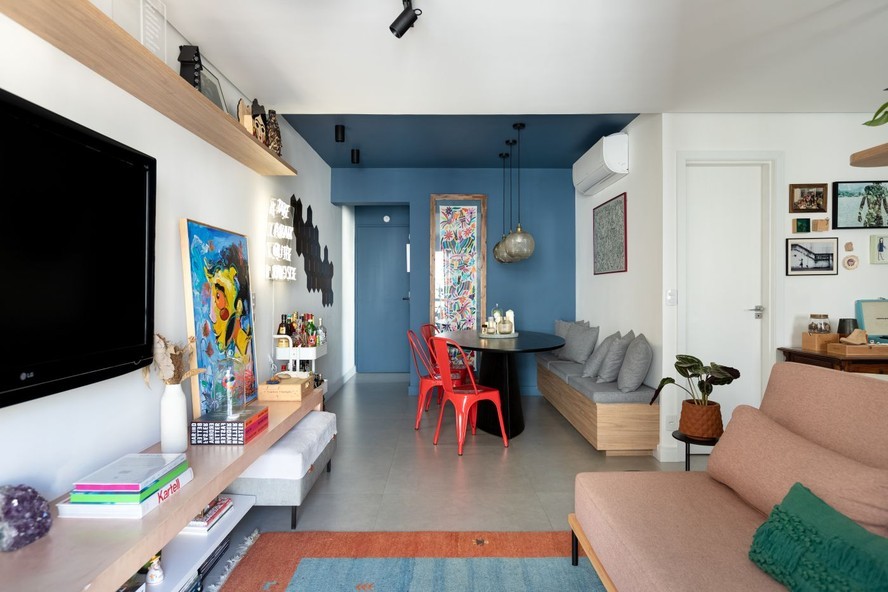 Projeto: Studio Monfré | Com a retirada de um dormitório, o living ganhou mais espaço. 