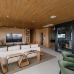 Integração e adega walk-in marcam projeto contemporâneo em apê de 180m²