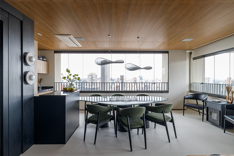 Projeto: Yannick Athia| Varanda gourmet funcional e integrada à sala, com acabamentos uniformizados que ampliam a área social e reforçam a entrada de luz natural.