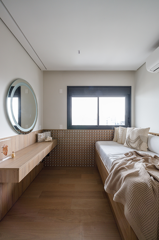 Projeto: Yannick Athia| No quarto das filhas, a arquiteta utilizou uma marcenaria delicada, penteadeira com espelho iluminado e acabamentos suaves que reforçam o aconchego.