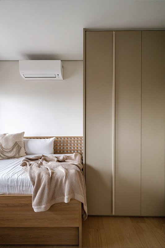 Projeto: Yannick Athia| No quarto das filhas, a arquiteta utilizou uma marcenaria delicada, penteadeira com espelho iluminado e acabamentos suaves que reforçam o aconchego.