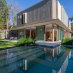 Luz, acolhimento e arte: BZP Arquitetura assina residência contemporânea em São Paulo rodeada por jardins
