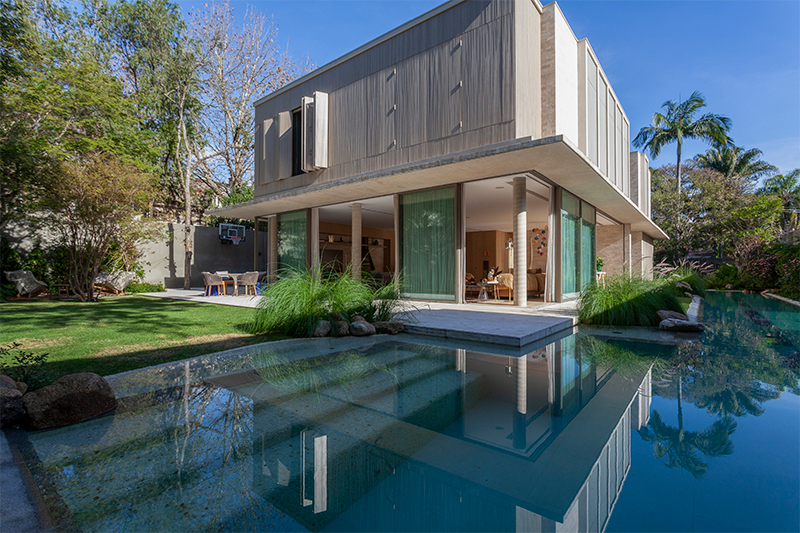 Projeto: BZP Arquitetura | Residência em São Paulo assinada pelo escritório BZP Arquitetura, com arquitetura contemporânea, integração dos espaços e forte relação com os jardins.