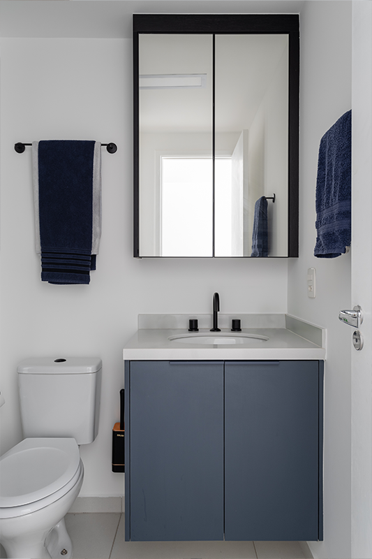 Projeto: Camila Palladino| Paleta clean com marcenaria em azul e metais pretos cria um visual leve e contemporâneo, alinhado ao quarto que integra funcionalidade e identidade jovem.