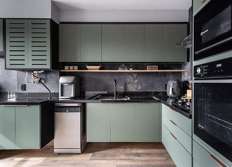 Projeto: Camila Palladino| Marcenaria fosca em verde sálvia com granito preto São Gabriel e detalhes metálicos em cobre e preto compõem a cozinha funcional e elegante.