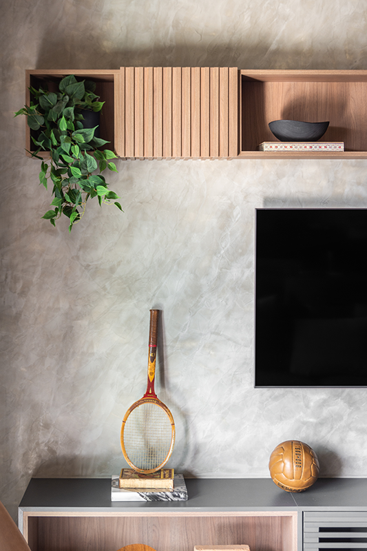 Projeto BMA Studio | O cinza queimado da parede merecia destaque, por isso o escritório o exibiu nesse 'vão' entre o rack e a composição dos nichos suspensos 