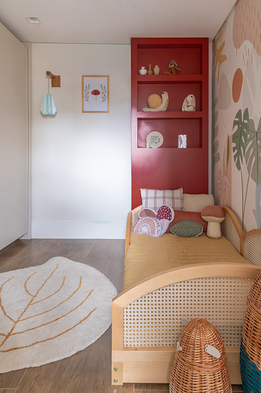 Projeto: TT Interiores| O vermelho queimado surge como protagonista no Quarto Forest, criando profundidade e um contraste sofisticado que rompe com a estética infantil tradicional, sem abrir mão da leveza.