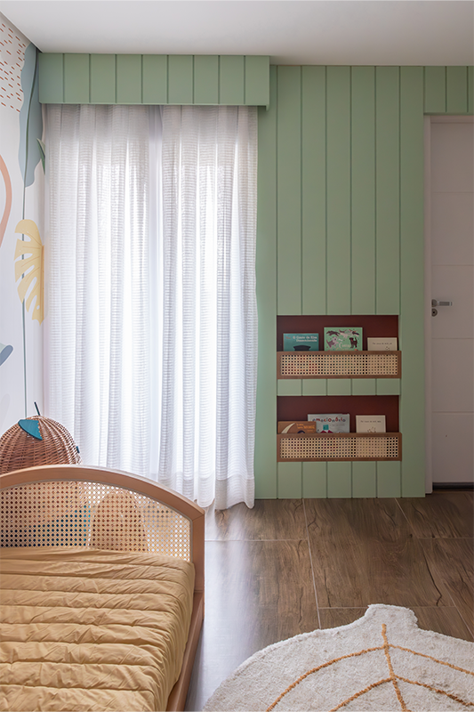 Projeto: TT Interiores| O vermelho queimado surge como protagonista no Quarto Forest, criando profundidade e um contraste sofisticado que rompe com a estética infantil tradicional, sem abrir mão da leveza.