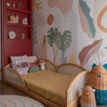 Quarto Forest: quando o vermelho queimado transforma o infantil em contemporâneo assinado pela TT Interiores