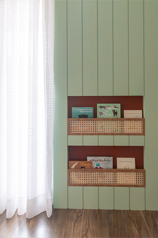 Projeto: TT Interiores| Marcenaria sob medida em verde claro, com frisos verticais e aplicações de palhinha natural, combina textura, delicadeza e um toque artesanal ao ambiente.