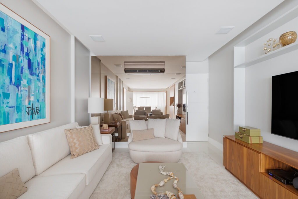 Projeto: Sabrina Salles |  Texturas naturais, marcenaria atemporal e iluminação suave criam um clima acolhedor no estar e no living. 