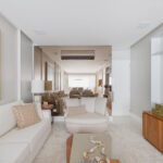 Sabrina Salles assina projeto minimalista repleto de texturas naturais