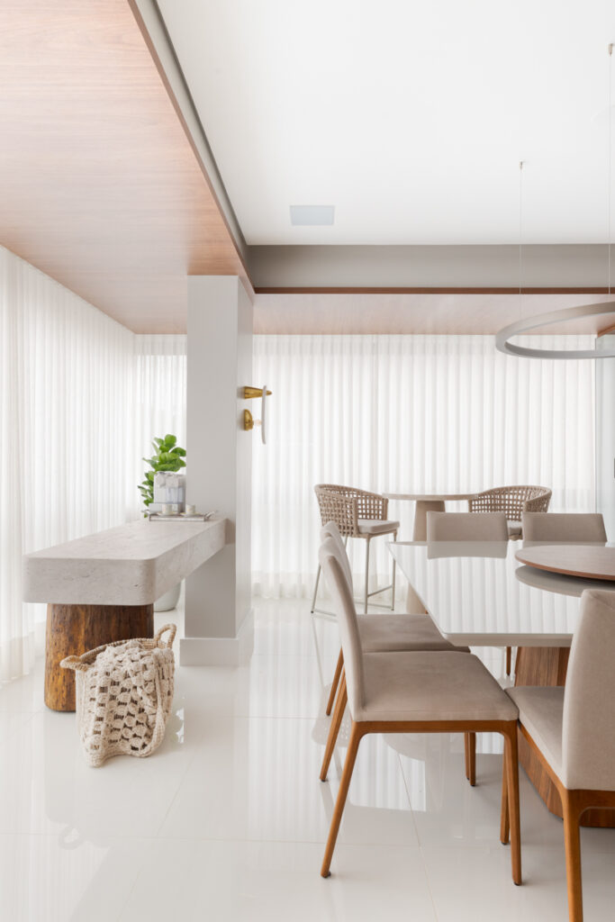 Projeto: Sabrina Salles | Elemento estrutural transformado em cantinho multifuncional, com bancada suspensa ideal para cafés e apoio em jantares.