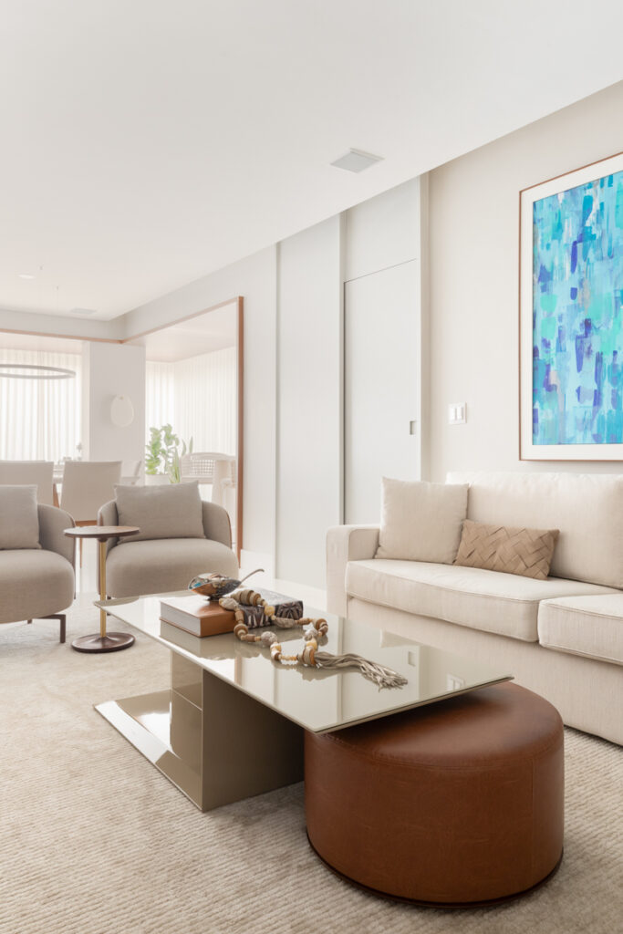 Projeto: Sabrina Salles |  Texturas naturais, marcenaria atemporal e iluminação suave criam um clima acolhedor no estar e no living. 