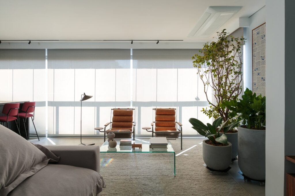 Projeto: Estúdio Maré| Paisagismo integrado ao living traz frescor e sensação de refúgio, com espécies selecionadas para criar uma atmosfera acolhedora e conectar o espaço ao verde da varanda.