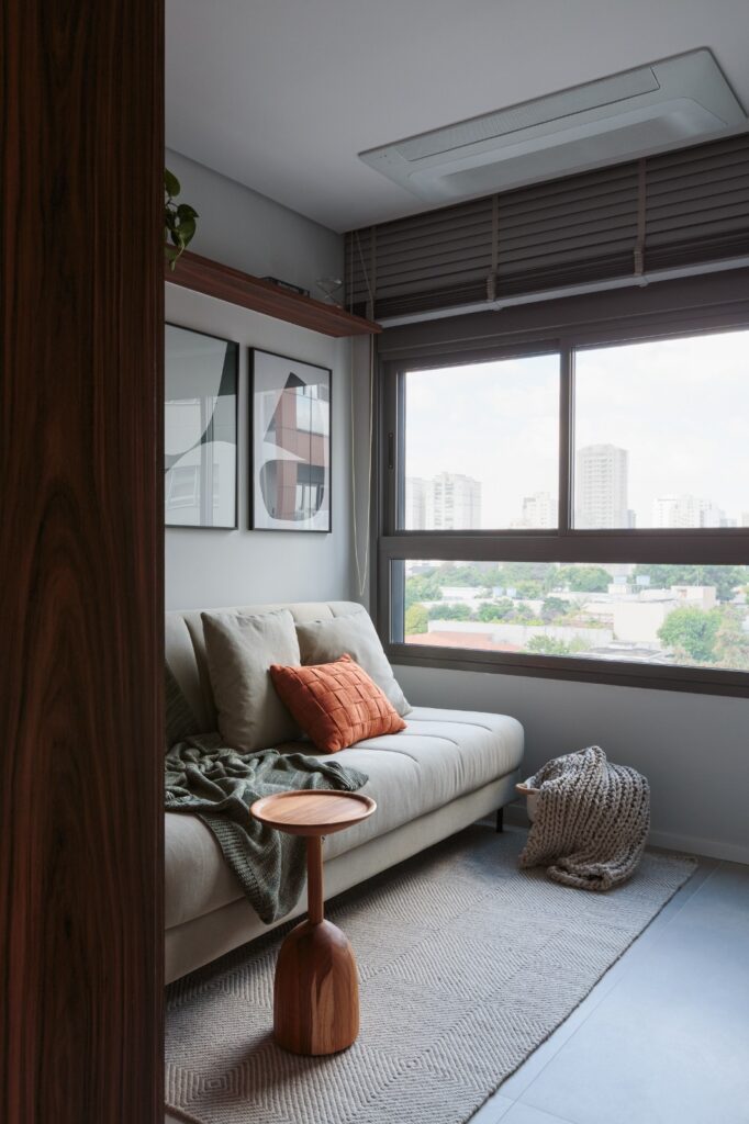 Projeto: Estúdio Maré| Quarto de hóspedes pensado com a mesma linguagem visual do projeto: marcenaria sob medida e paleta acolhedora que garantem conforto sem abrir mão da sofisticação.