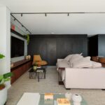 Estúdio Maré assina reforma de apartamento de 140 m² para casal jovem em São Paulo