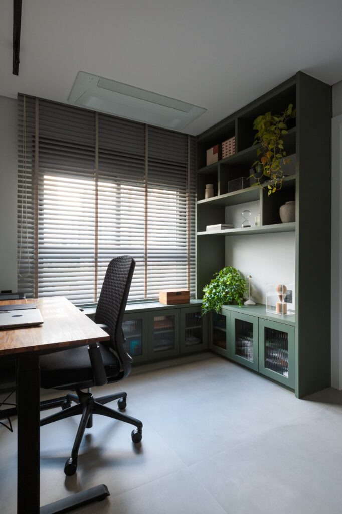 Projeto: Estúdio Maré| Home office compartilhado ganha protagonismo com estante de fundo funcional, ideal para a rotina dos moradores