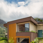 Casa colonial renasce como lar contemporâneo em meio ao verde da serra